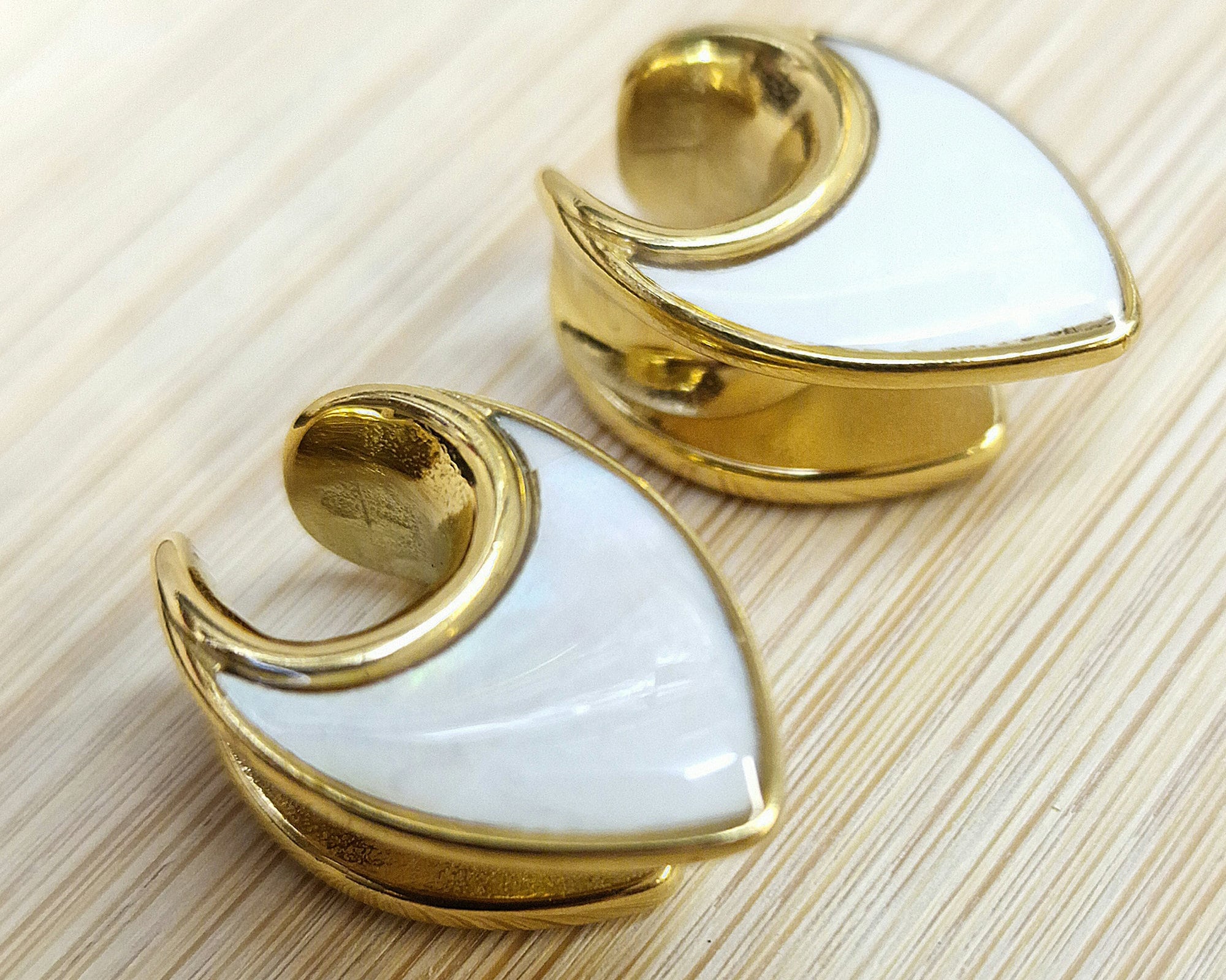 Titanium Saddle Plugs Ear Stretching, Natural Conch Ear Tunnels, Reverse Ear Plug Earrings - Body Piercing Jewellery Ear Gauges